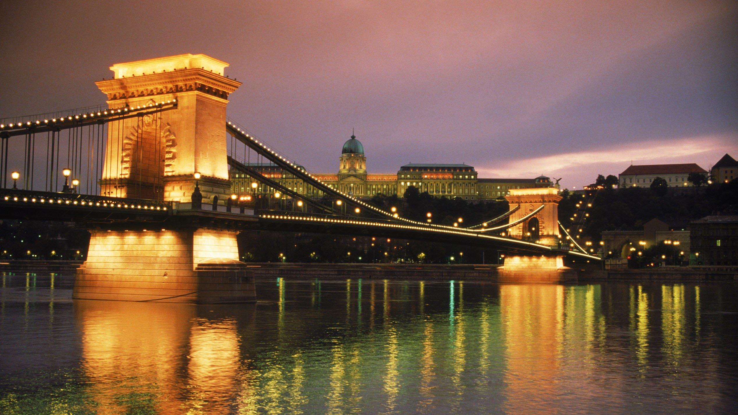 Die Kettenbrücke in Budapest bei Abendlicht. Undatiert. ### Hungary: Budapest - Chain Bridge ## The Chain Bridge in Budapest in the light of the evening hour. Undated picture. #