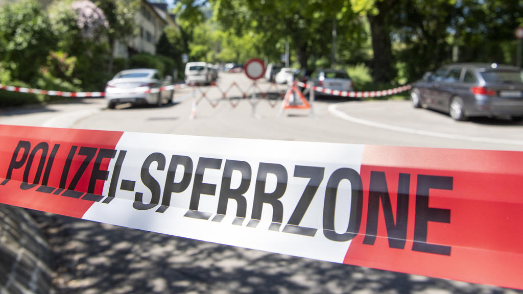 31.05.2019, Schweiz, Zürich: Eine Polizeiabsperrung in der Nähe des Wohnhauses, in dem es eine mutmaßliche Geiselnahme mit mehrern Toten gegeben hat. Foto: Ennio Leanza/KEYSTONE/dpa +++ dpa-Bildfunk +++