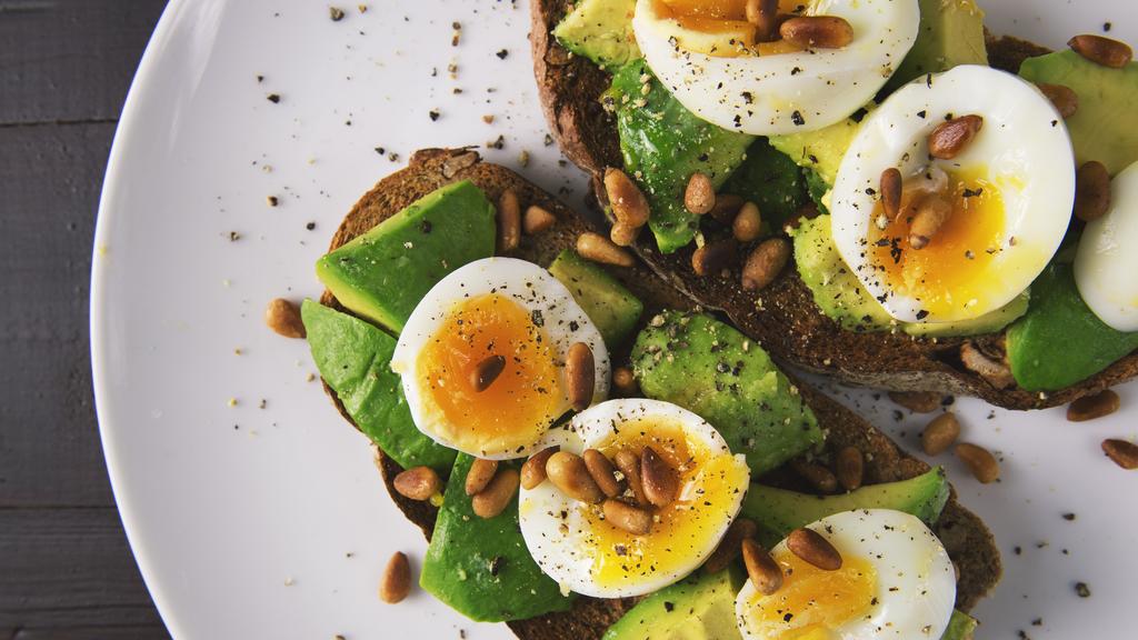 Vollkornbrot mit Avocado und Ei