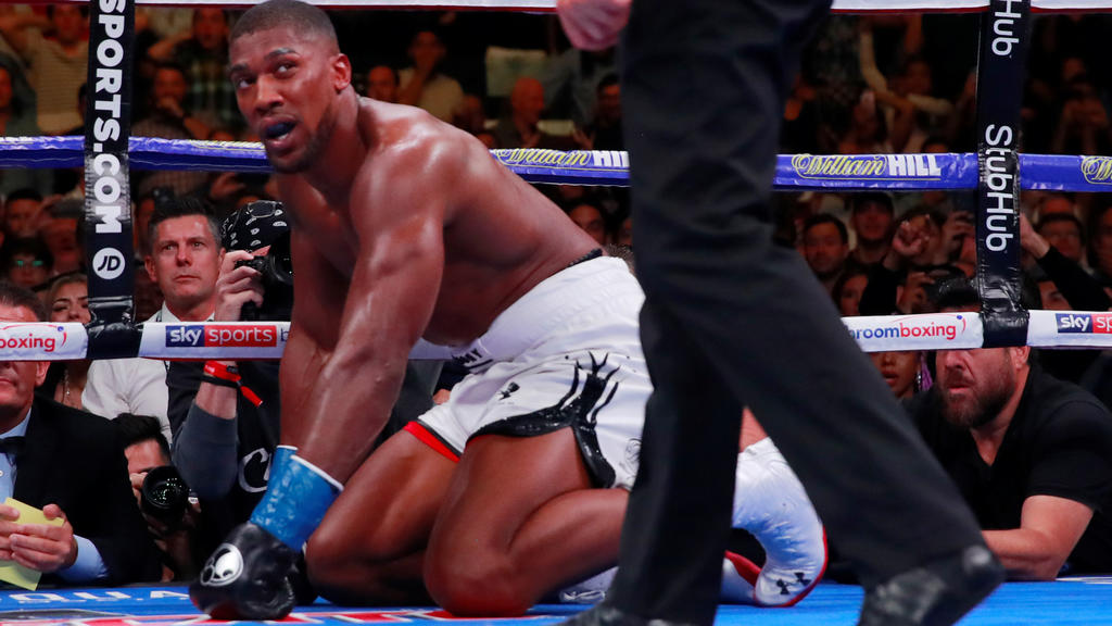 Boxing - Anthony Joshua v Andy Ruiz Jr - WBA Super, IBF, WBO & IBO World Heavyweight Titles - Madison Square Garden, New York, United States - June 1, 2019 Anthony Joshua is given the count Action Images via Reuters/Andrew Couldridge TPX IMA