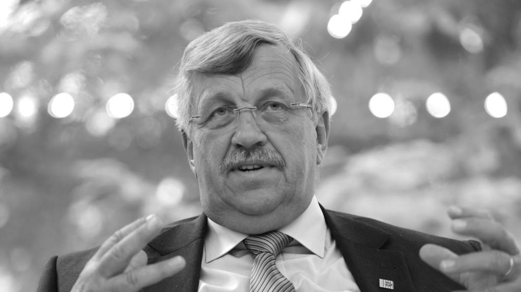 ARCHIV - 25.06.2012, Hessen, Kassel: Walter Lübcke (CDU), Regierungspräsident von Kassel, verkündet die Entscheidung zum Bau einer Abwasserleitung zur Werra. Walter Lübcke ist im Alter von 65 Jahren in der Nacht zu Sonntag unerwartet gestorben. (Wied