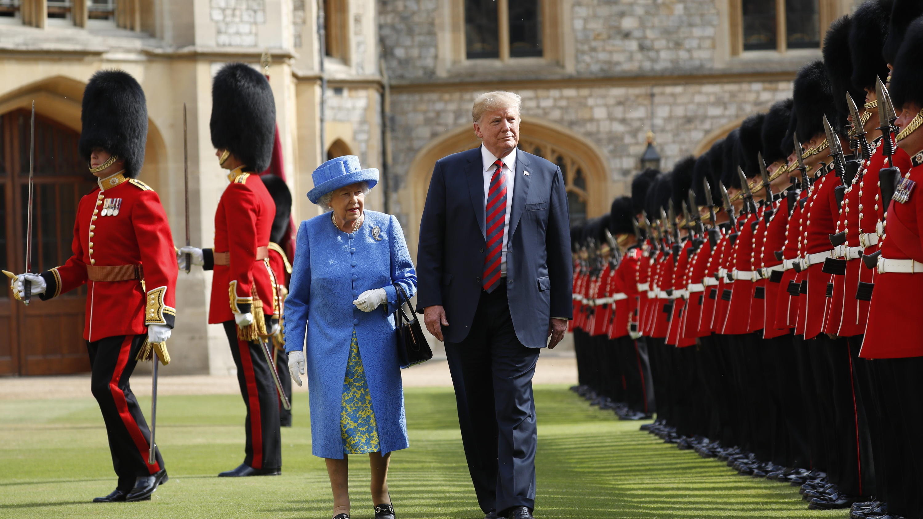 US-Präsident Trump mit der Queen in Großbritannien bei der Ehrengarde in 2018