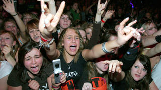 Mehrere tausend jugendliche Fans der Teenie-Band "Tokio Hotel" jubeln am Dienstagabend (14.02.2006) in der Jahrhunderthalle in Frankfurt am Main während eines Konzertes ihren Idolen begeistert zu. Für ihren musikalischen Erfolg und ihre "Geradlinigkeit" erhalten die aus Magdeburg stammenden Musiker am 25. März 2006 bei einer Gala in Dortmund den Preis "Steiger Award 2006". Wie am Dienstag verlautete, wird die Gruppe in der Kategorie Nachwuchs geehrt. Der undotierte, zum zweiten Mal vergebene Preis geht in diesem Jahr an insgesamt elf Prominente. Foto: Boris Roessler dpa/lhe (zu dpa/lnw 7431) +++(c) dpa - Bildfunk+++