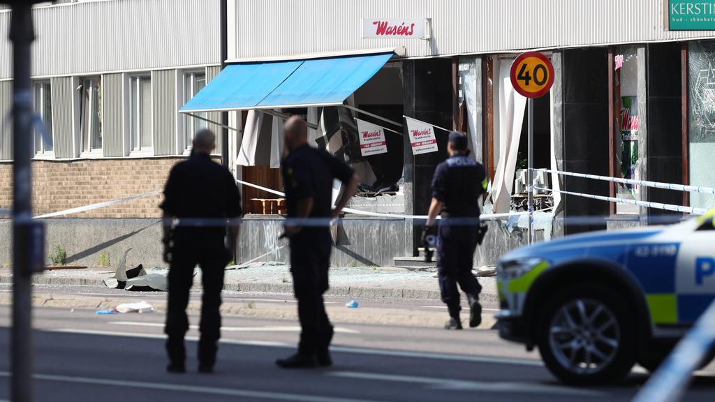 LINKÖPING 20190607 Police at a block of flats that were hit by an explosion Friday morning June 7, 2019 in Linkoping, Central Sweden. Cause of the blast is still unknown. Linköping Sweden x71500x *** LINKÖPING 20190607 Police at a block of flats that