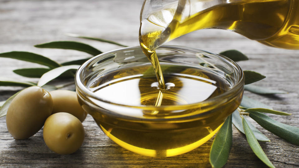 Mit Olivenöl schneler braun werden.