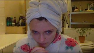 YouTuberin Snotty Bitch in einen Bademantel gekleidet im Bad. Um ihren Kopf ist ein Handtuch gewickelt