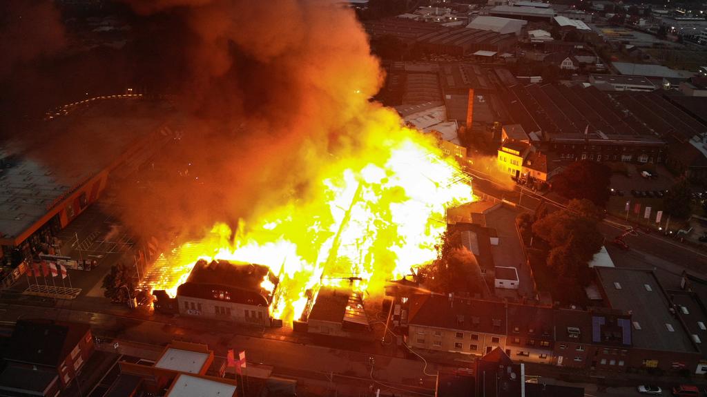dpatopbilder - 14.09.2017, Nordrhein-Westfalen, Mönchengladbach: Helle Flammen schlagen aus einem Gebäudekomplex im Stadtteil Eicken (Luftaufnahme mit Drohne). Das Feuer war in dem Areal ausgebrochen, in dem neben einer Schreinerei auch noch weitere 