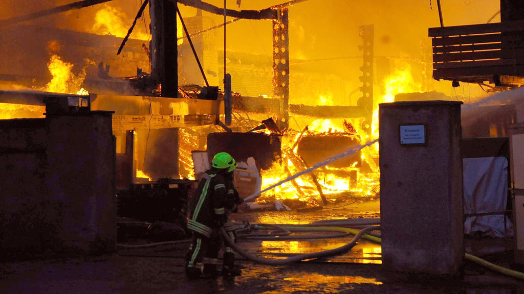 12.06.2019, Nordrhein-Westfalen, Mönchengladbach: Feuerwehrleute bekämpfen einen Brand in einem Gebäudekomplex im Stadtteil Eicken. Das Feuer war in dem Areal ausgebrochen, in dem neben einer Schreinerei auch noch weitere Betriebe untergebracht sind.