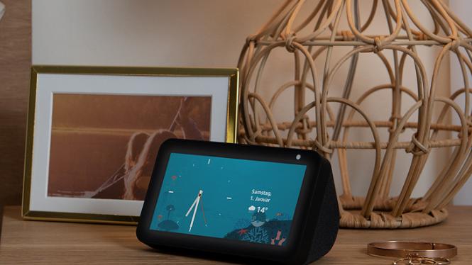 Echo Show 5 erinnert mit seiner kompakten Bauform an einen kleinen Radiowecker