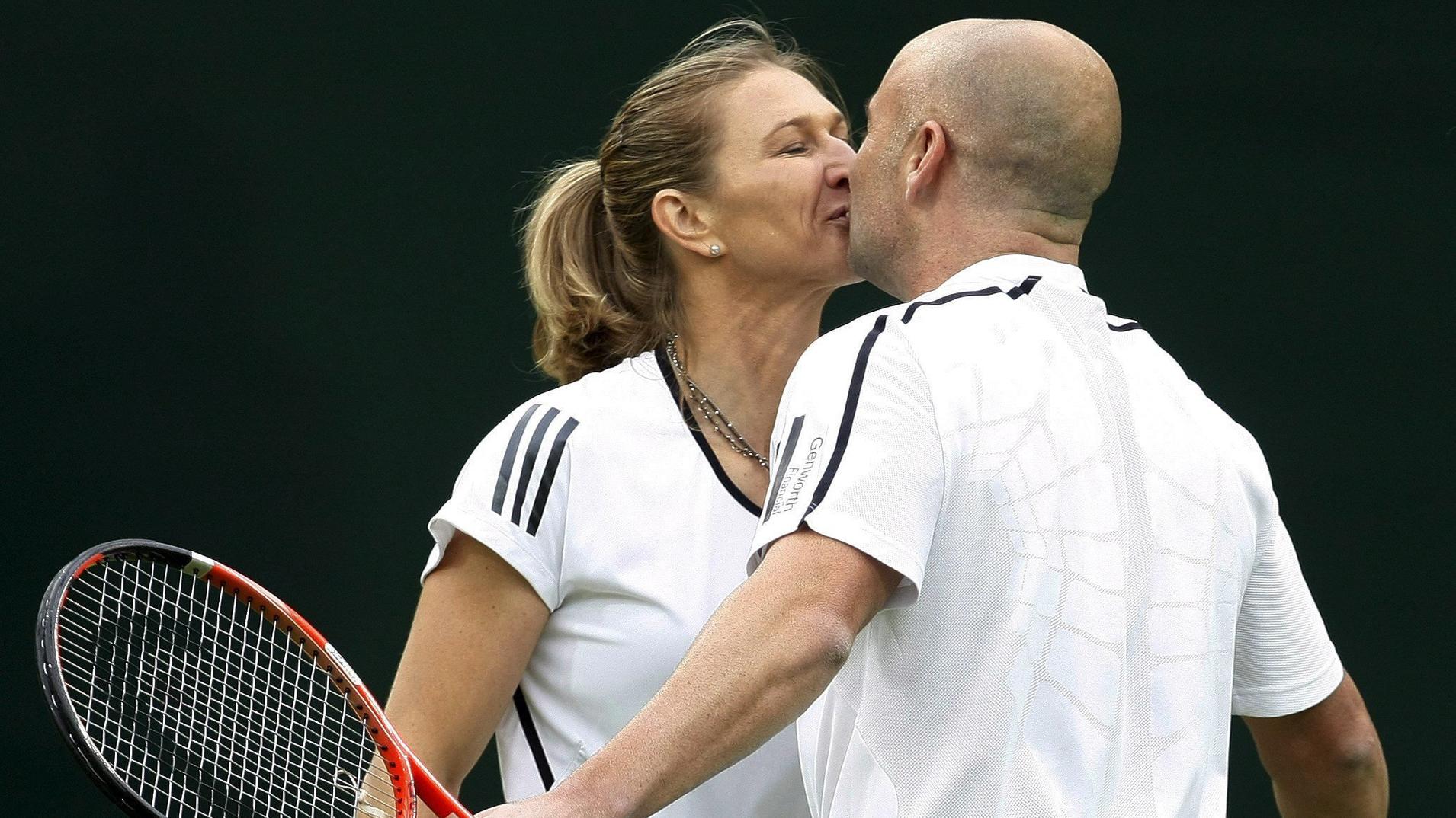ARCHIV - 17.05.2009, Großbritannien, London: Die ehemalige deutsche Tennisspielerin Steffi Graf und ihr Mann Andre Agassi küssen sich nach einem Showturnier in Wimbledon.  (zu dpa: ««Man hat sie nicht umsonst die Gräfin genannt» - Steffi Graf wird 50