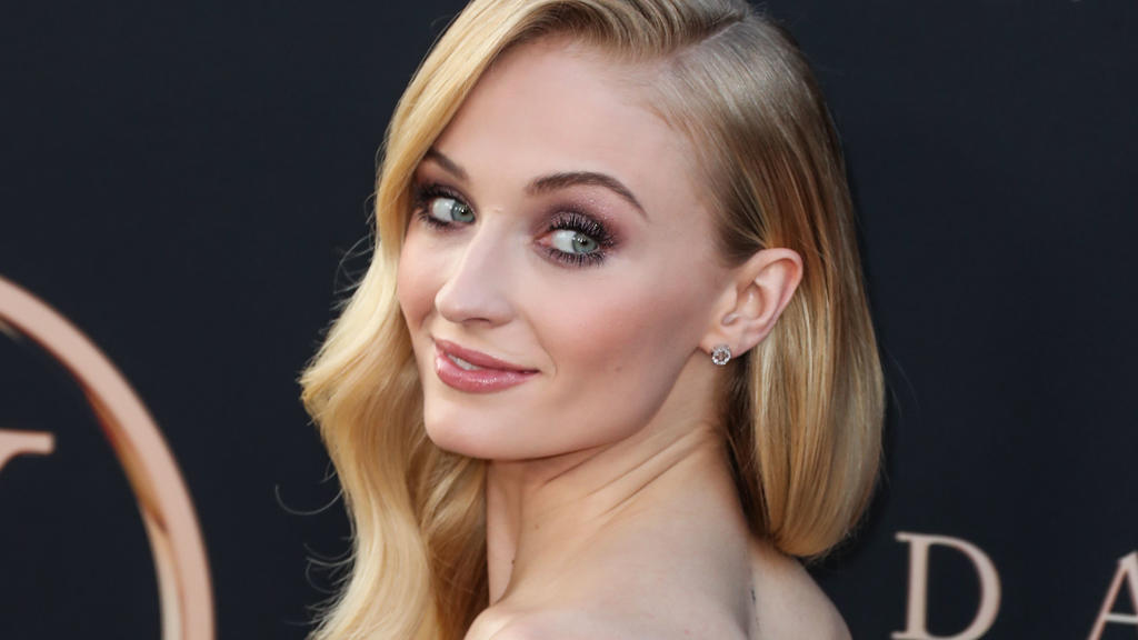 Schauspielerin Sophie Turner ist kürzlich selbst zum ersten Mal Mama geworden und kann die Liebe, die Naomi für ihr Baby empfindet, gut nachfühlen.