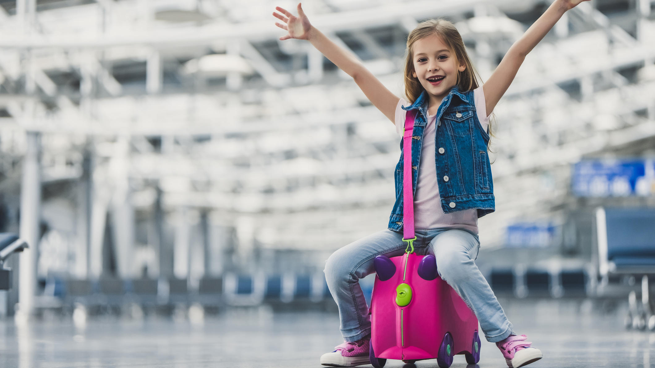 Das Gepäck ist aufgegeben und das kleine Mädchen ist bereit, mit seinem Handgepäck, den Flieger zu besteigen