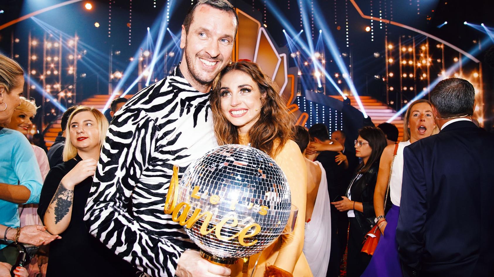 Pascal Hens und Ekaterina Leonova haben es geschafft: Sie halten den „Dancing Star“-Pokal in ihren Händen.