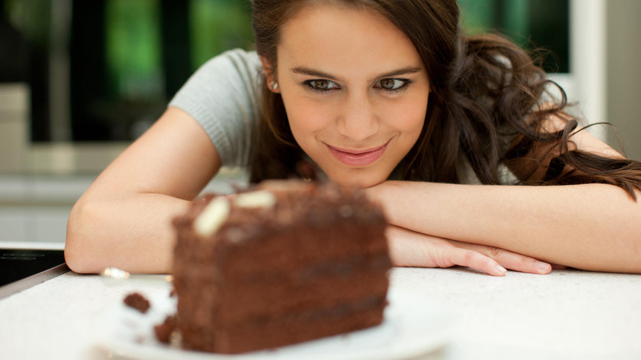 Nicht ganz ernst gemeint: Bloß nicht den Kuchenrand essen, da lauern die versteckten Kalorien vom Einfetten.