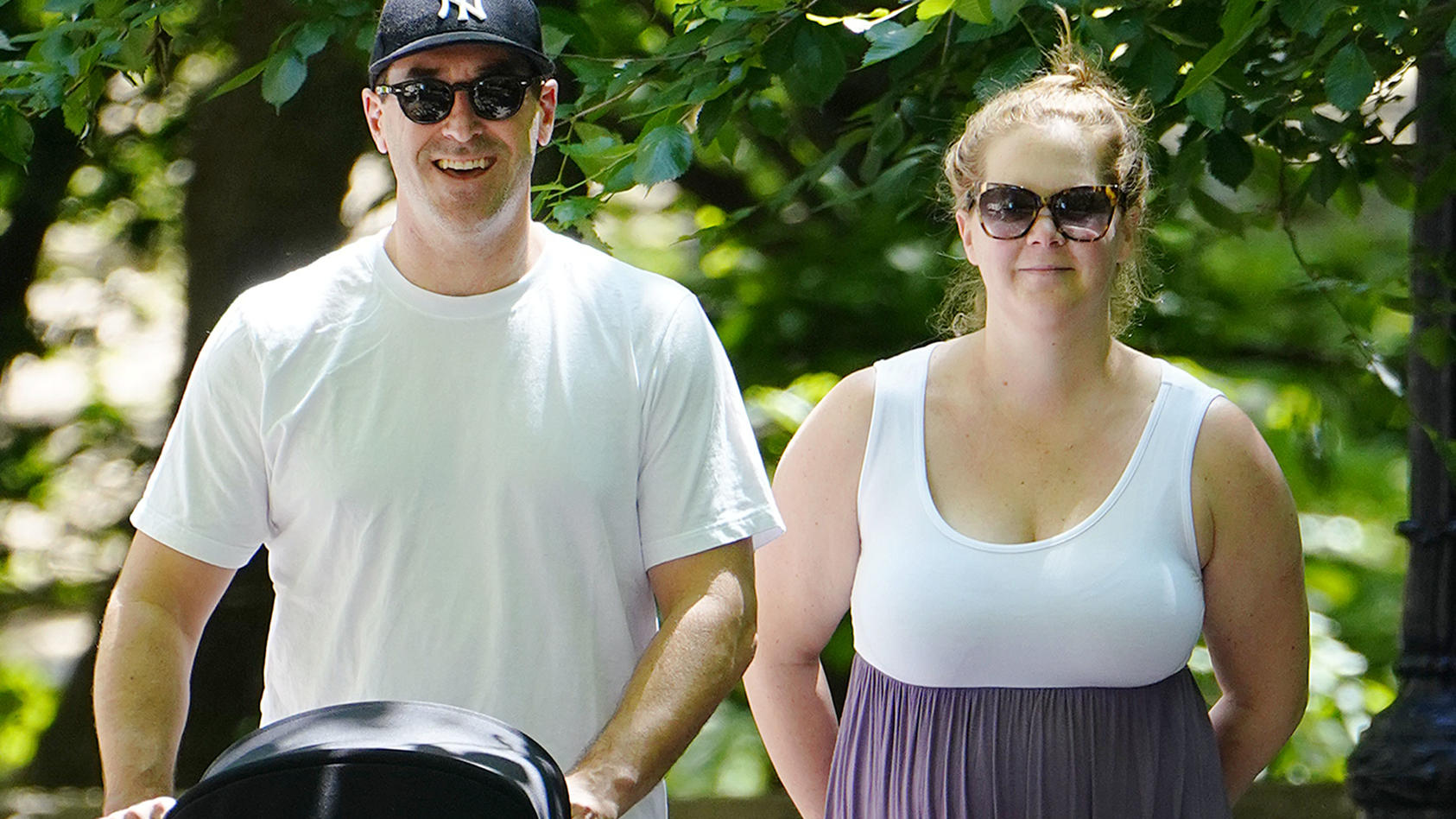 Amy Schumer und Ehemann Chris Fischer beim Spaziergang.