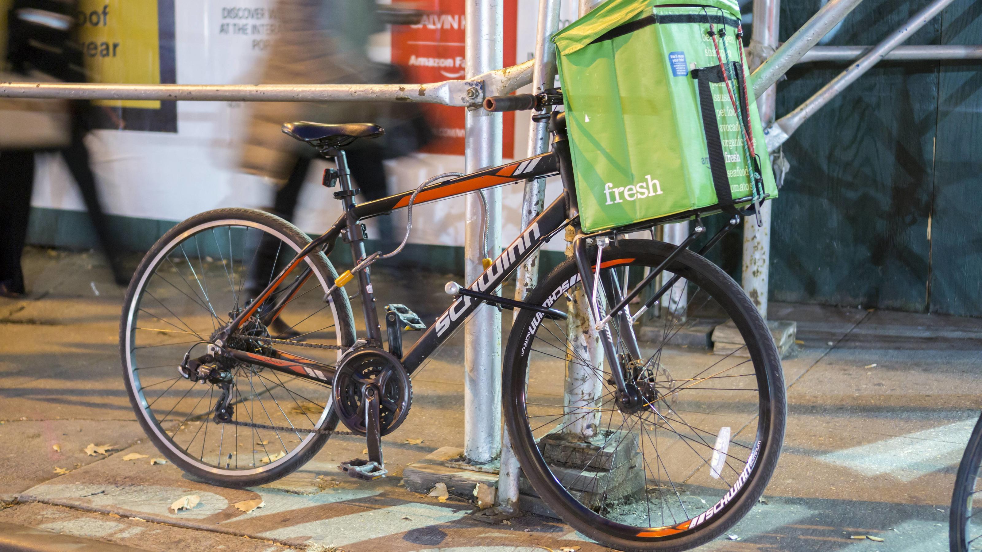 Amazon Fresh in New York A bicycle with a tote from Amazon Fresh in New York on Friday, November 17, 2017. Online groceries are considered to be one of the hottest segments of retail. ( PUBLICATIONxNOTxINxUSAxUK RichardxB.xLevine  