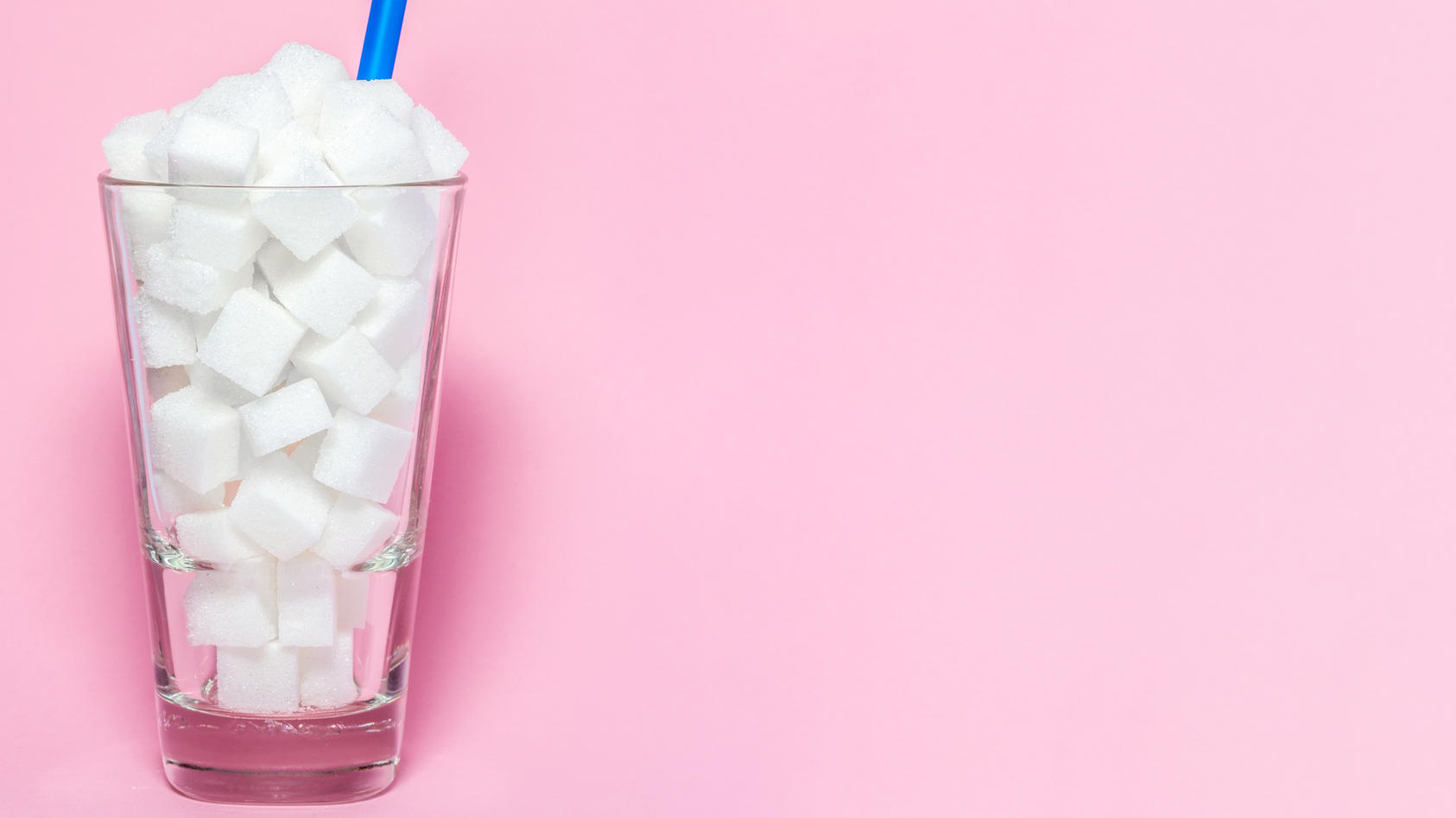 Wer Cola, Limonade oder andere gesüßte Softdrinks trinkt, konsumiert jede Menge Zucker. Doch die süßen Getränke sollen nicht nur für Figur und Zähne schädlich sein.