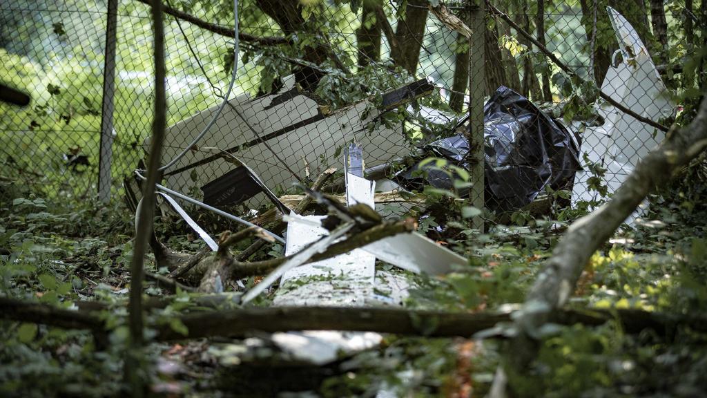 News Bilder des Tages BILDERUPDATE: BEUREN: Nahaufnahmen vom Wrack - Segelflugzeug stürzt auf ehemaliges Munitionsdepot BEUREN: Ein Pilot kam beim Absturz seines Sportflugzeuges am Sonntag bei Beuren im Landkreis Esslingen ums Leben. Aus unbekannter