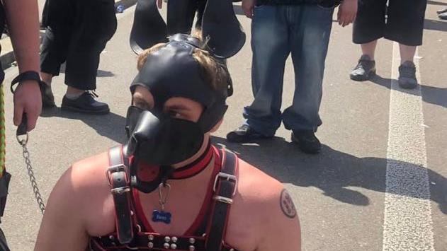 Grünen-Politiker Niclas Ehrenberg trat bei der "Zurich Pride"-Demo mit Hundemaske auf.