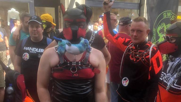 Niclas Ehrenberg bei der "Zurich Pride"-Demo mit einem Hundespielzeug im Mund.