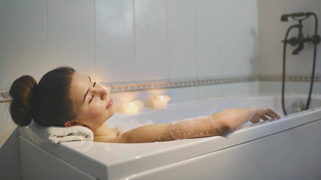 Die heilende Wirkung von Edelsteinwasser beim Baden nutzen