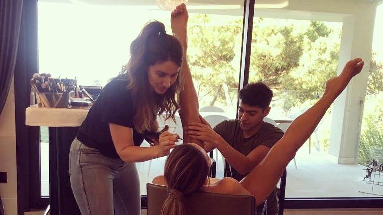 Chrissy Teigen: Beine breit für den perfekten Pinselstrich Chrissy Teigen: Beine breit für den perfekten Pinselstrich