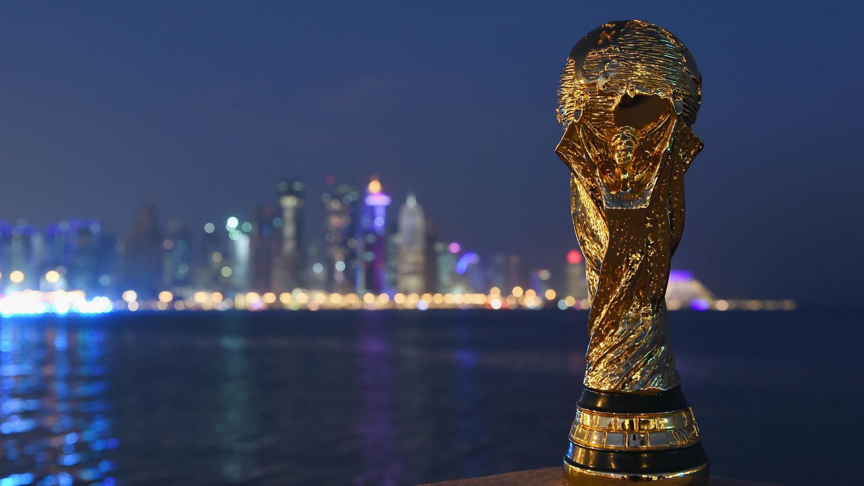 Fussball International FIFA WM 2022 in Katar 21.12.2014 Ein Replika des FIFA WM Pokal vor der Skyline von Doha PUBLICATIONxNOTxINxAUTxSUIxITA  