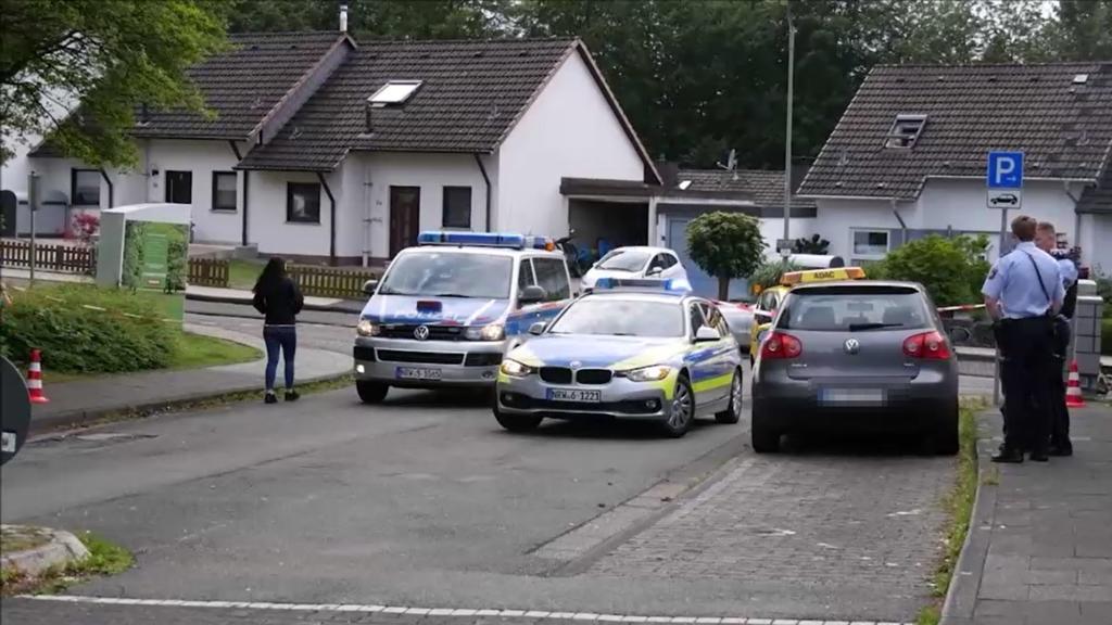 Die Polizei hat den Tatort kurz nach der Messerattacke abgesperrt.