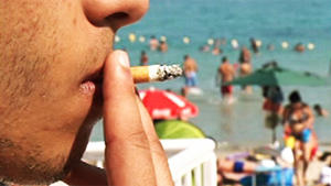 Rauchverbot unter freiem Himmel - am Strand von La Ciotat bleibt die Kippe aus.