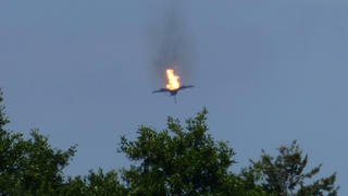 dpatopbilder - 24.06.2019, Mecklenburg-Vorpommern, Malchow: Ein brennendes Flugzeug des Typs "Eurofighter ist am Himmel über der Kleinstadt an der Mecklenburgischen Seenplatte zu sehen. Die Luftwaffe hat am Montag den Absturz von zwei «Eurofightern» in Mecklenburg-Vorpommern nach einem Zusammenstoß in der Luft bestätigt. Beide Piloten konnten den Schleudersitz betätigen, wie die Luftwaffe weiter mitteilte. (NEU mit ergänztem Bildtext) Foto: Thomas Steffan/dpa +++ dpa-Bildfunk +++