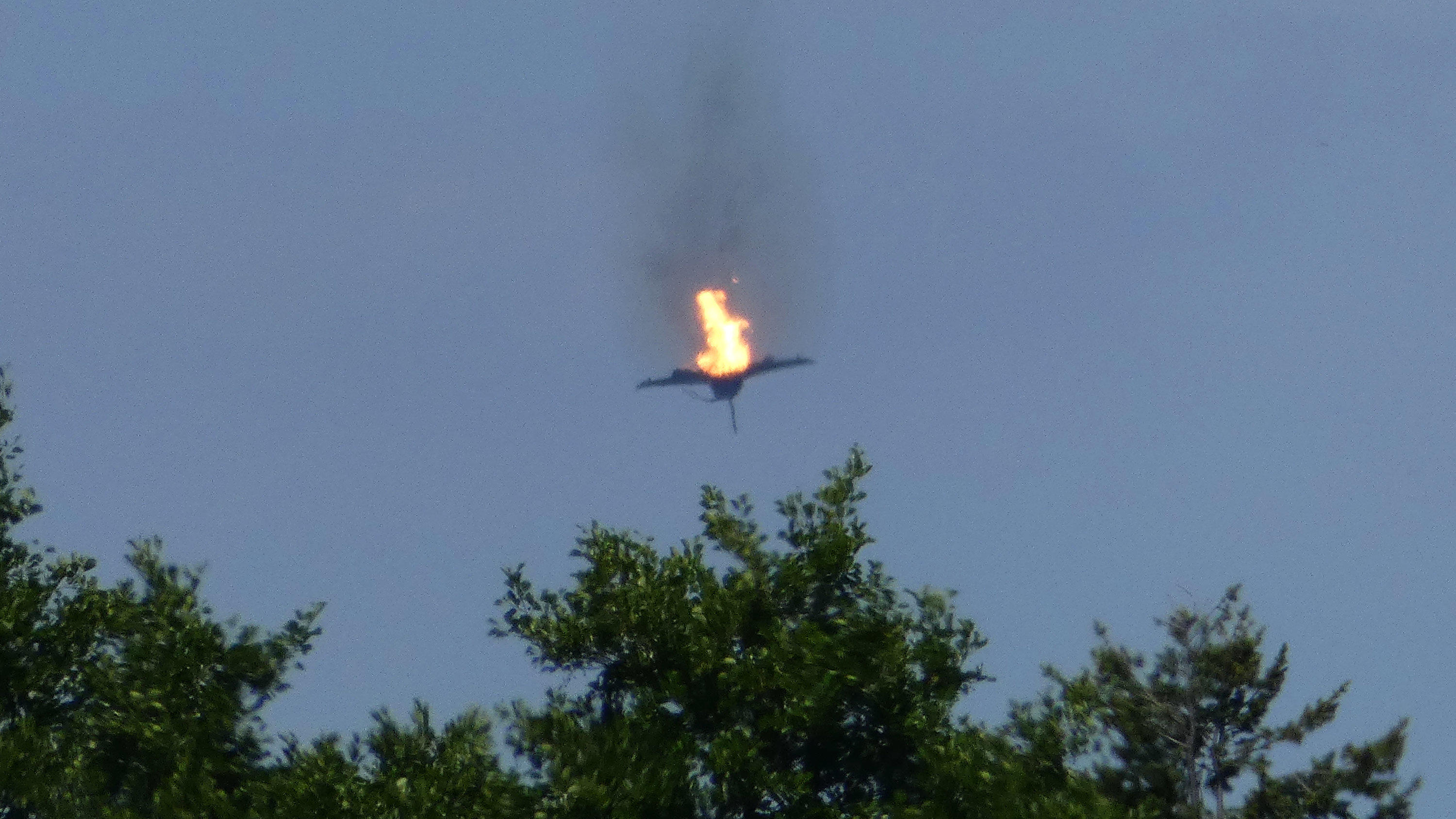 dpatopbilder - 24.06.2019, Mecklenburg-Vorpommern, Malchow: Ein brennendes Flugzeug des Typs "Eurofighter ist am Himmel über der Kleinstadt an der Mecklenburgischen Seenplatte zu sehen. Die Luftwaffe hat am Montag den Absturz von zwei «Eurofightern» 