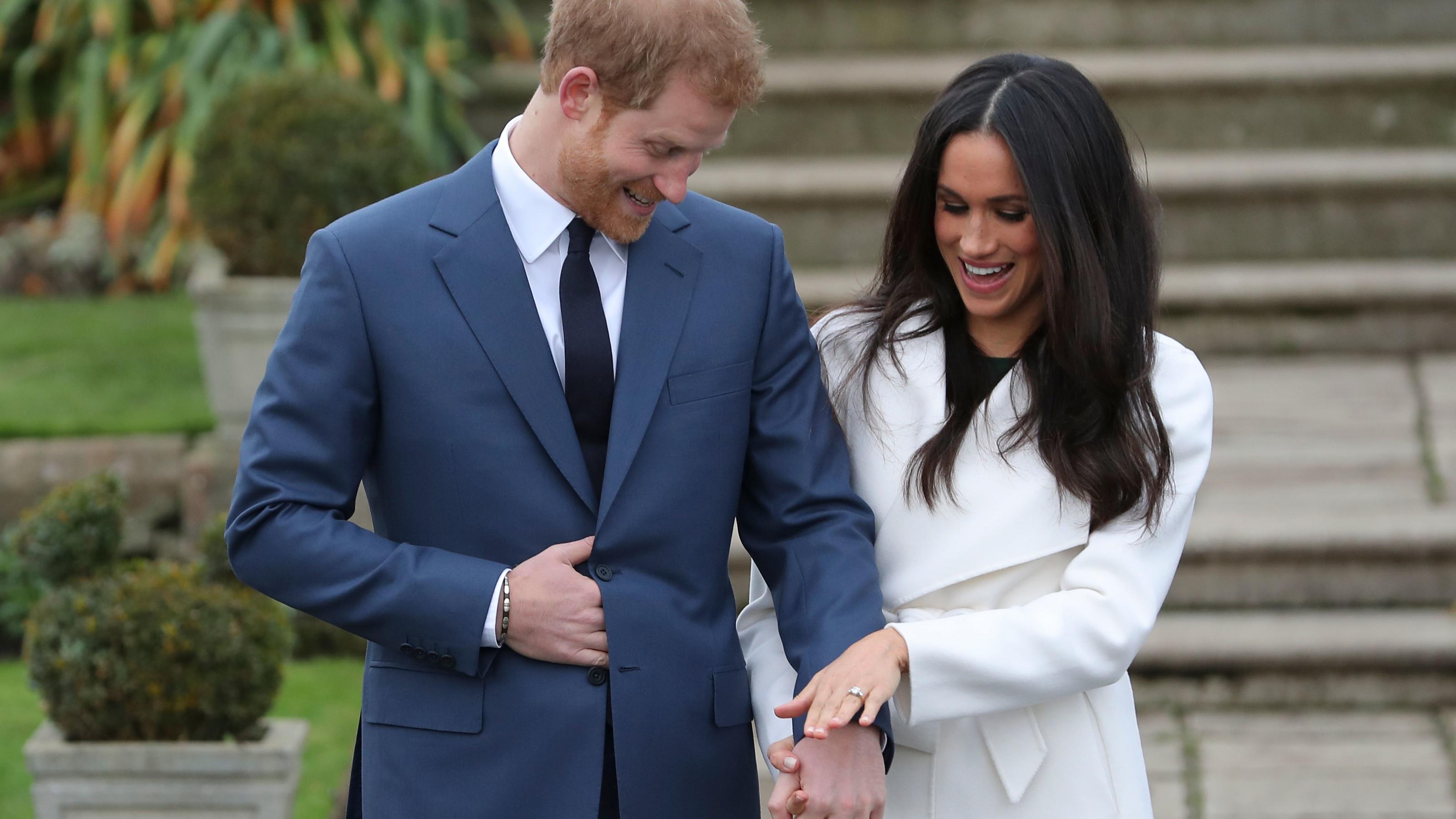 Da fand Meghan den Ring von Harry noch richtig super: Prinz Harry und Herzogin Meghan verkünden ihre Verlobung am 27. November 2017.