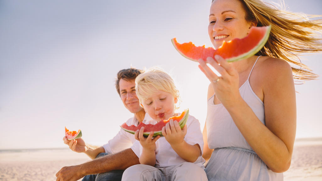Familie isst Wassermelone.