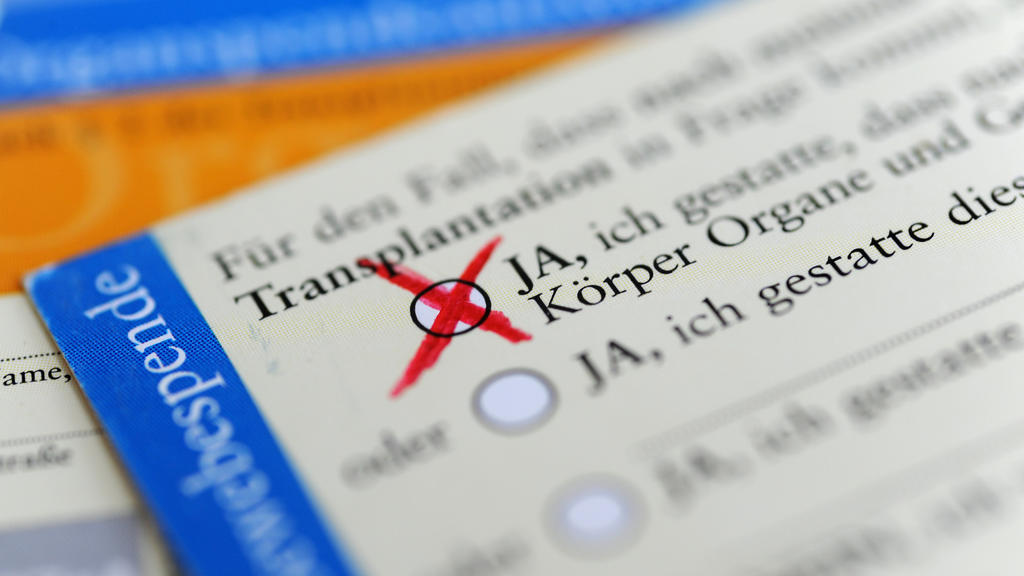 ARCHIV - 04.04.2019, Bayern, München: ILLUSTRATION - Die Rückseite eines ausgefüllten Organspendeausweises. Das Zustimmungsfeld ist angekreuzt. (zu dpa "Nur jeder Zweite hält Organspendesystem für gerecht") Foto: Marie Reichenbach/dpa +++ dpa-Bildfun