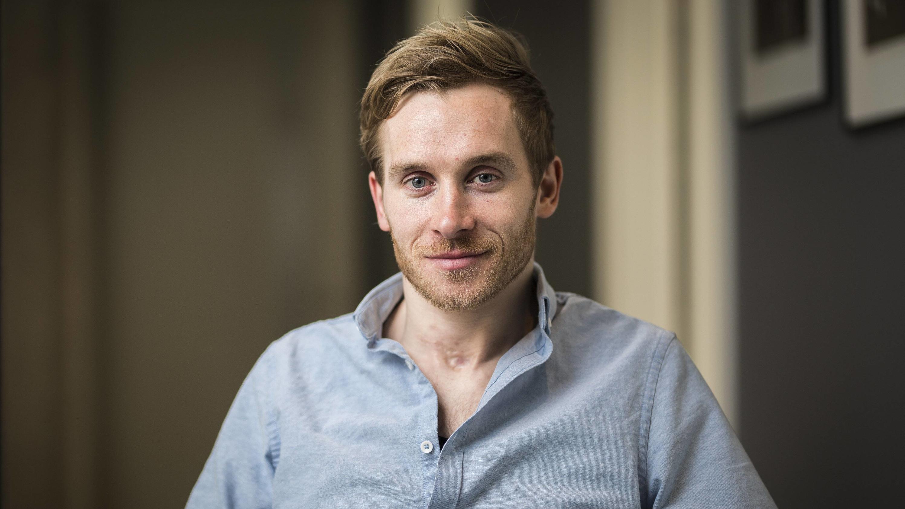 Schauspieler Samuel Koch posiert fuer ein Foto in Berlin