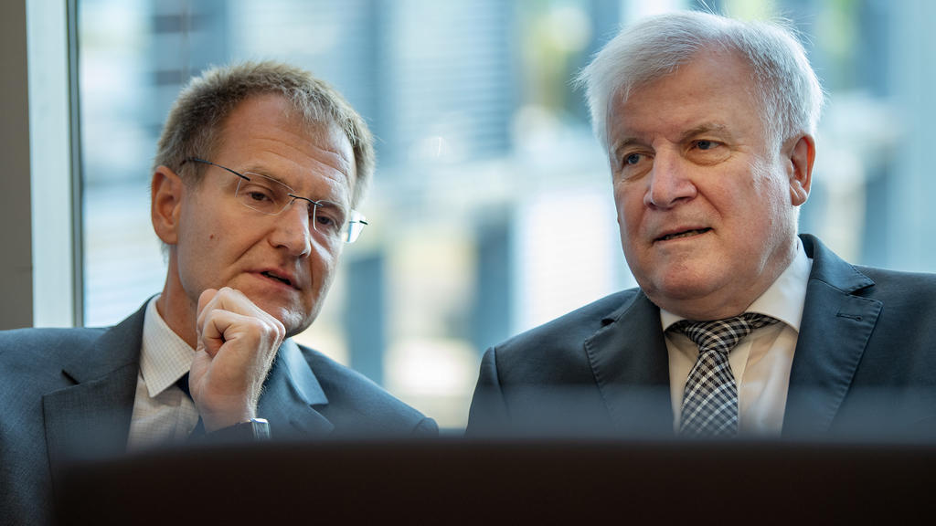 26.06.2019, Berlin: Horst Seehofer (CSU, r), Bundesinnenminister, und Peter Frank, Generalbundesanwalt, unterhalten sich vor Beginn der Sitzung des Innenausschusses des Bundestags zum Mordfall Lübcke. Die Innenausschüsse des hessischen Landtags und d