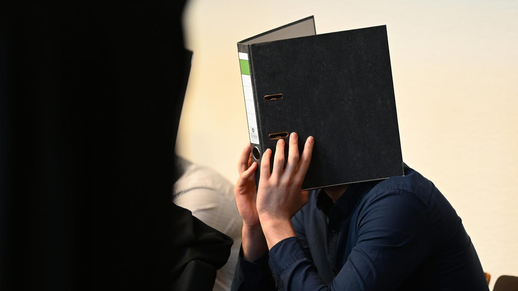 18.05.2019, Baden-Württemberg, Freiburg: Einer von elf Angeklagten sitzt vor dem Prozessbeginn im Gerichtssaal im Landgericht. Elf Männer sollen laut Anklage Mitte Oktober 2018 eine 18-Jährige nachts in einem Gebüsch vor einer Diskothek vergewaltigt