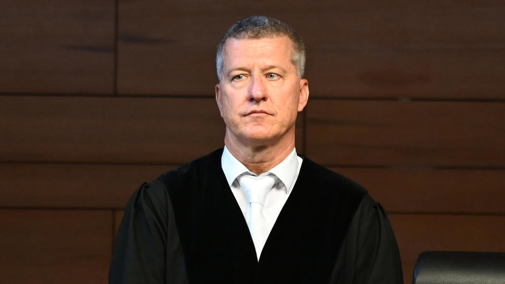 26.06.2019, Baden-Württemberg, Freiburg: Der Vorsitzende Richter Stefan Bürgelin steht vor dem Prozessbeginn im Landgericht. Elf Männer sollen laut Anklage Mitte Oktober 2018 eine 18-Jährige nachts in einem Gebüsch vor einer Diskothek vergewaltigt ha