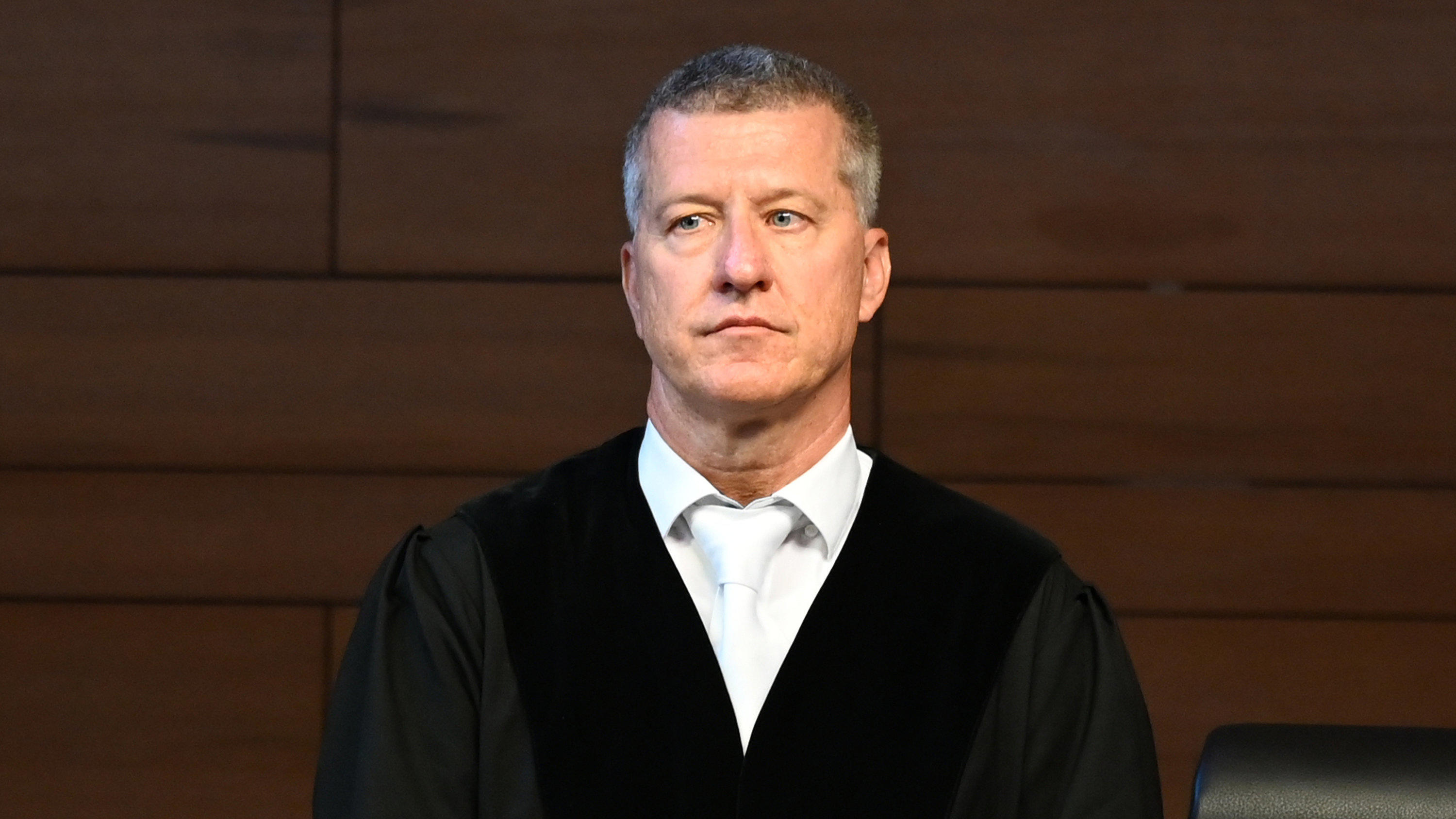 26.06.2019, Baden-Württemberg, Freiburg: Der Vorsitzende Richter Stefan Bürgelin steht vor dem Prozessbeginn im Landgericht. Elf Männer sollen laut Anklage Mitte Oktober 2018 eine 18-Jährige nachts in einem Gebüsch vor einer Diskothek vergewaltigt ha