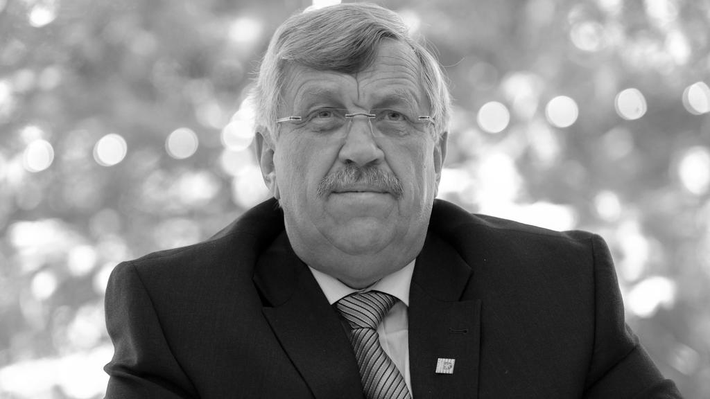 ARCHIV - 25.06.2012, Hessen, Kassel: Walter Lübcke (CDU), damals Regierungspräsident von Kassel, spricht bei einer Pressekonferenz. Der tatverdächtige Stephan E. soll den Mord an dem Kasseler Regierungspräsidenten Walter Lübcke gestanden haben. Das b