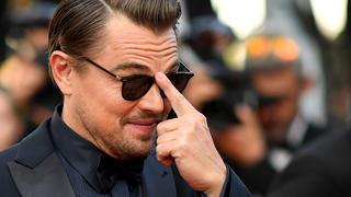 Leonardo DiCaprio schiebt Sonnenbrille hoch