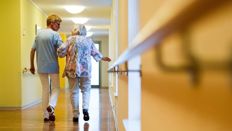 Pflegekraft und ältere Dame