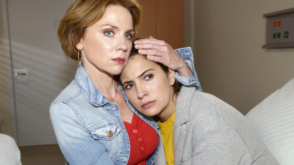 In Yvonnes (Gisa Zach, l.) Armen lässt Laura (Chryssanthi Kavazi) ihre Angst zu.