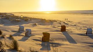 Nordseeinsel Juist, Ostfriesland, Strandkörbe am Hauptstrand, Dünen, Niedersachsen, Deutschland, *** North Sea island Juist Ostfriesland beach chairs on main beach dunes Lower Saxony Germany  