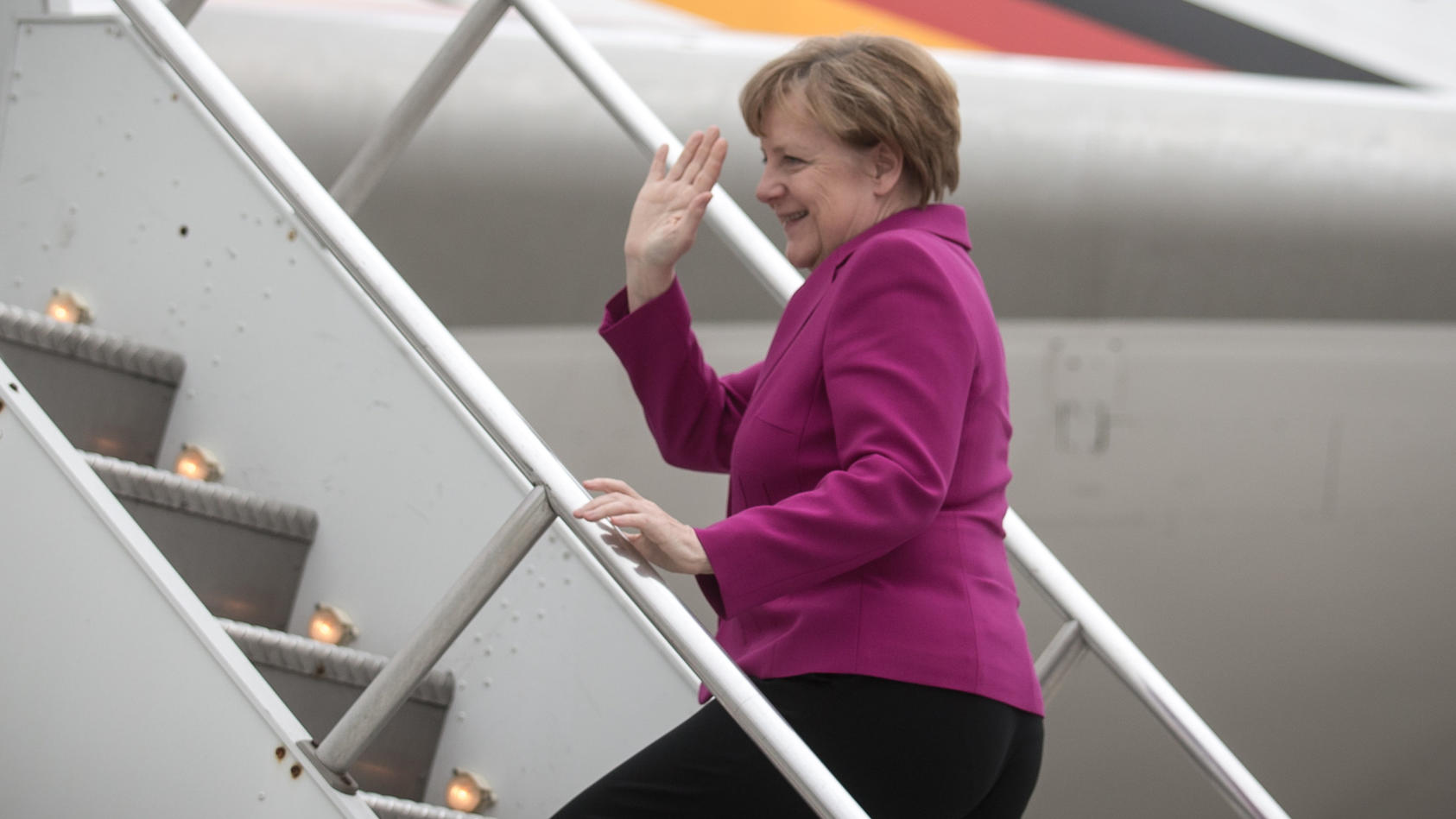 ARCHIV - 08.02.2015, USA, Washington: Bundeskanzlerin Angela Merkel (CDU) steigt in den Airbus A340 «Theodor Heuss» der Flugbereitschaft der Luftwaffe der Bundeswehr. Die Kanzlerin ist wenige Stunden nach ihrem neuerlichen Zitteranfall zum G20-Gipfel