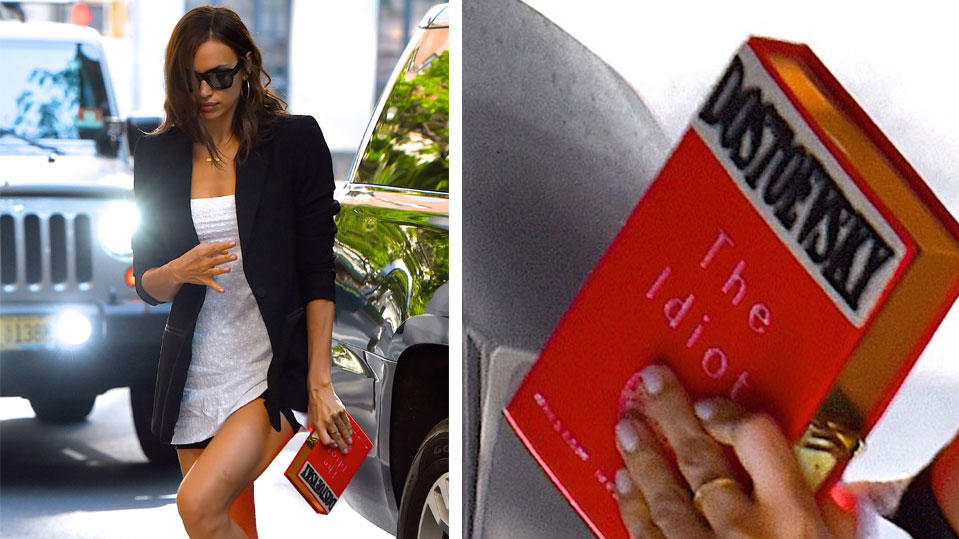 Irina Shayk trägt eine Tasche in Form eines Buches mit sich herum: Der Buchtitel "Der Idiot". Ein Seitenhieb an ihren Ex Bradley Cooper?