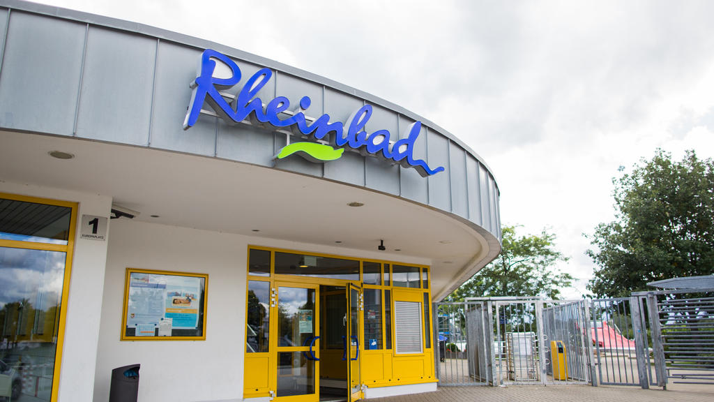 ARCHIV - 13.09.2015, Nordrhein-Westfalen, Düsseldorf: Blick auf das Rheinbad. In dem Düsseldorfer Freibad ist es zu einem Streit mit mehreren Hundert beteiligten Badegästen gekommen. Die Polizei rückte am 29.06.2019 mit Dutzenden Beamten an und versu