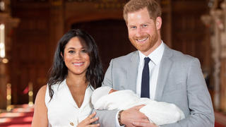 ARCHIV - 08.05.2019, Großbritannien, Windsor: Prinz Harry und Herzogin Meghan stehen mit ihrem Baby Archie zusammen. Herzogs und der Herzogin von Sussex mit ihrem kleinen Sohn Archie zusammen. Das neue Heim von Prinz Harry und Herzogin Meghan ist mit Steuergeldern in Höhe von 2,4 Millionen Britischen Pfund (etwa 2,7 Millionen Euro) saniert worden. (zu dpa: «Steuerzahler mussten für die Royals tiefer in die Tasche greifen») Foto: Dominic Lipinski/PA Wire/dpa +++ dpa-Bildfunk +++