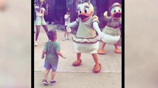 Alessio Lombardi tanzt mit Daisy Duck