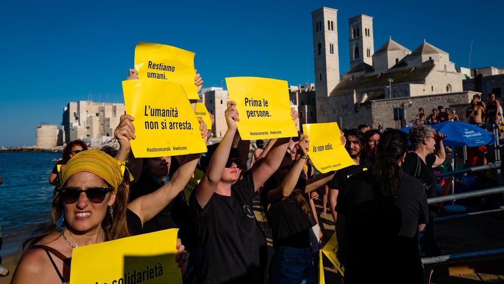 Demonstration in Italien für die Freilassung von Carola Rackete.